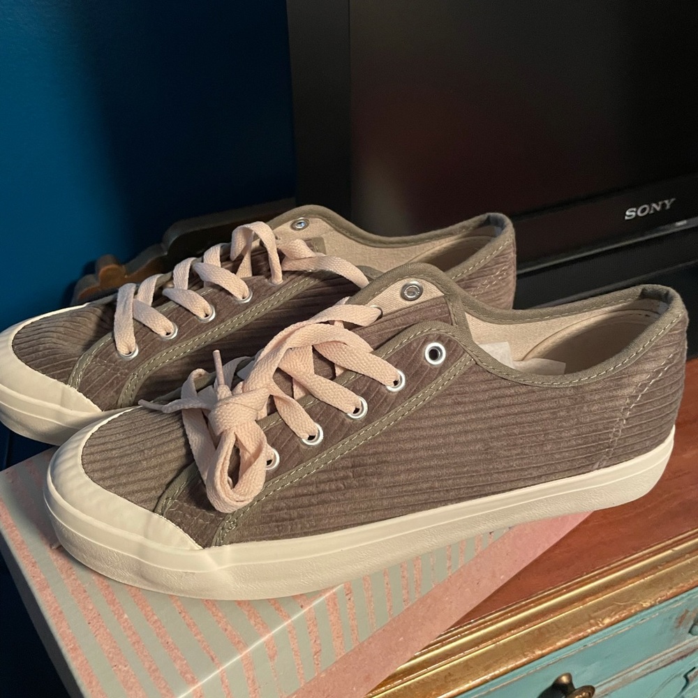 Very G khaki sneakers